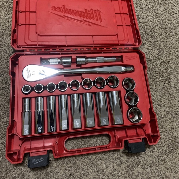 Milwaukee 1/2” Ratchet Socket Set 48-22-9410 - Picture 1 of 3